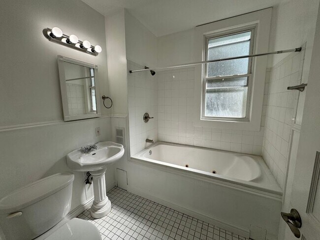 Building Photo - Incredible Shadyside Home!