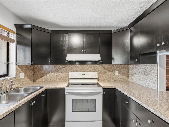 Building Photo - 5020 SW 40th Ave