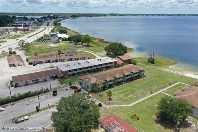 Building Photo - 1011 Lakeview Dr