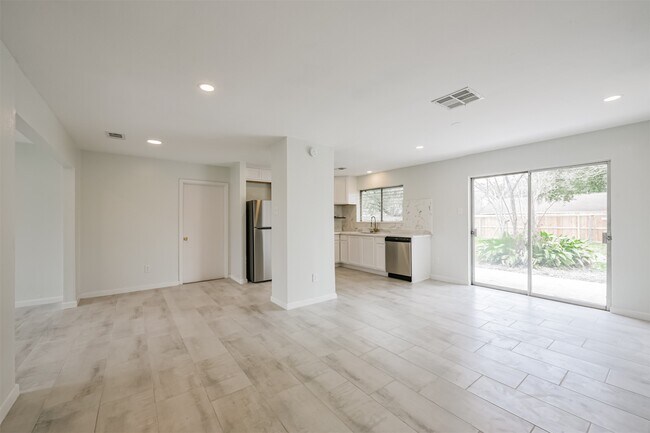 Building Photo - 2114 Shasta Dr