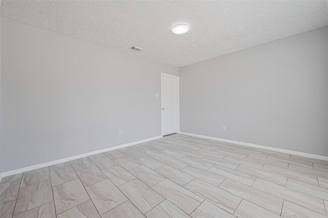 Building Photo - 10610 Plainfield St