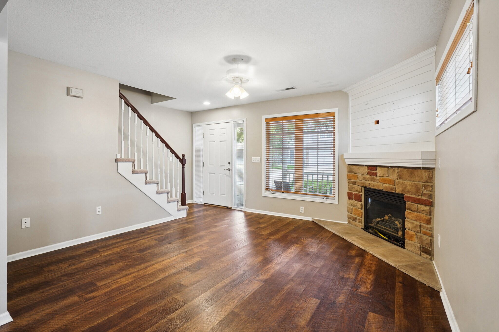 Building Photo - 2100 Meadow Chase Ln