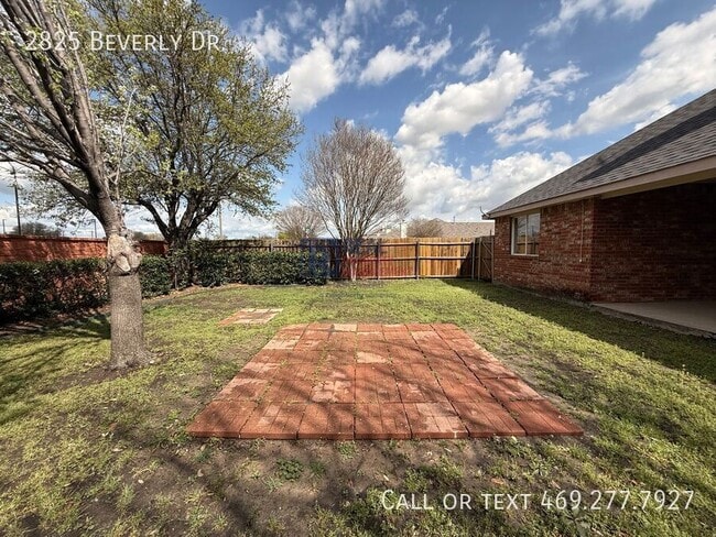 Building Photo - 2825 Beverly Dr