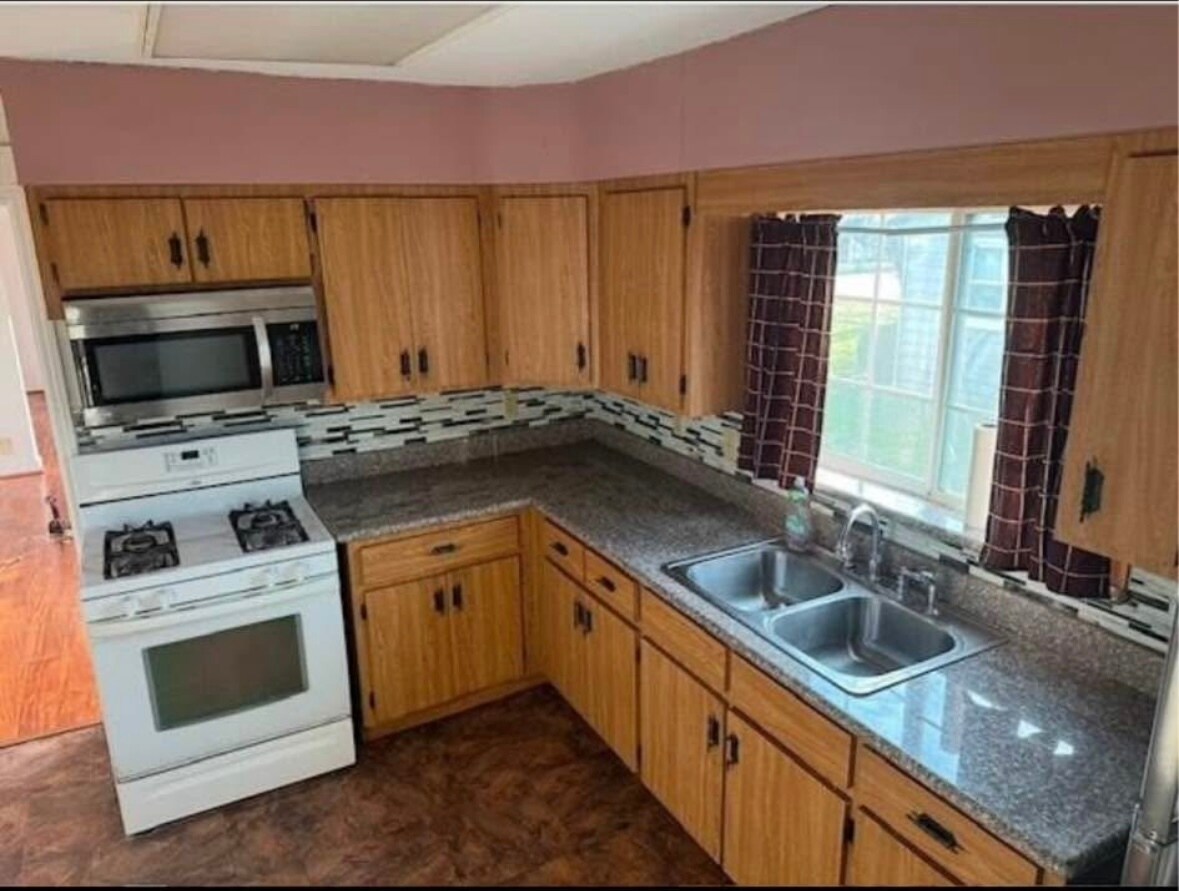 Building Photo - 327 Planett St