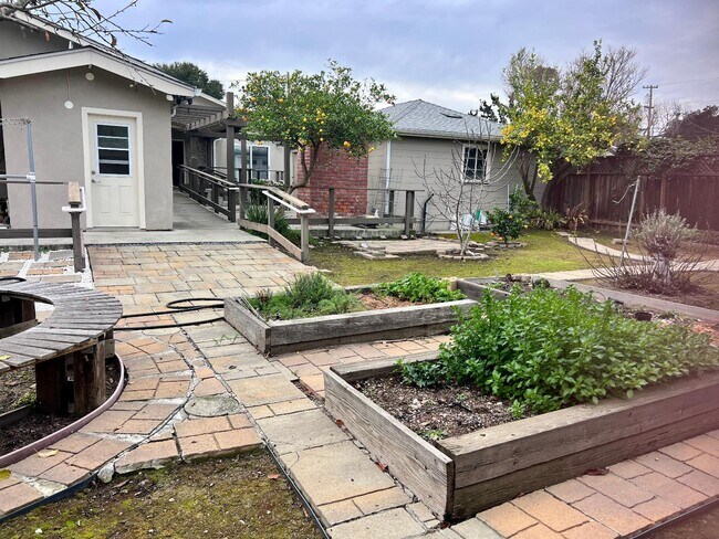 Building Photo - 1874 Villa St