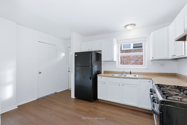 Building Photo - 14631 Kimbark Ave