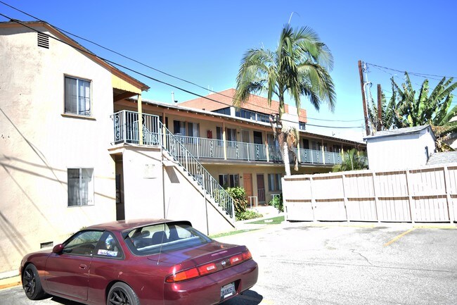 Building Photo - Zoe Seville Apts