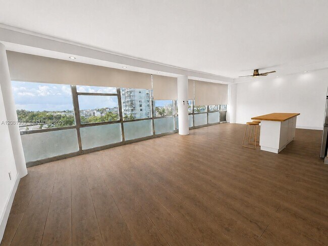 Building Photo - 900 Bay Dr