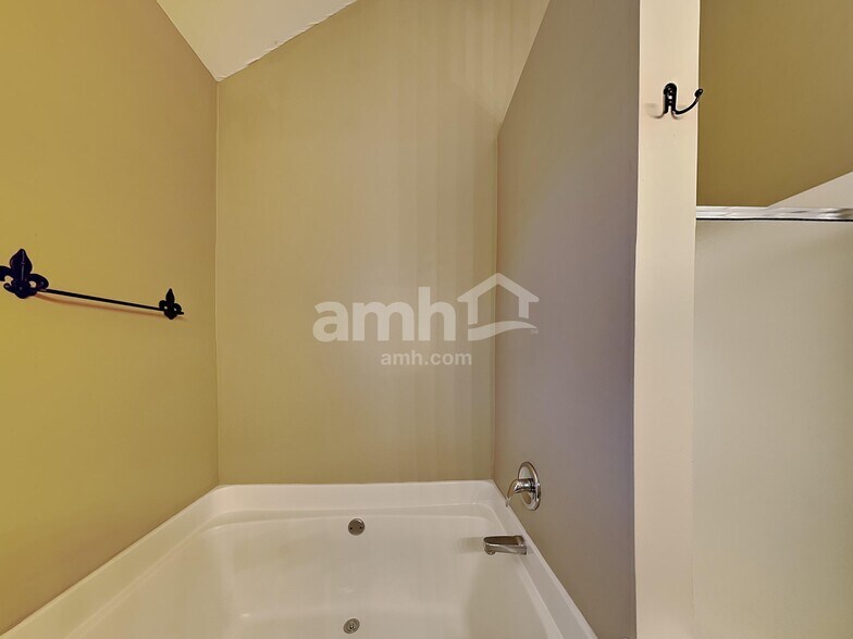 Building Photo - 2002 Woods Run