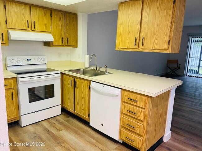 Building Photo - 1604 University Ln