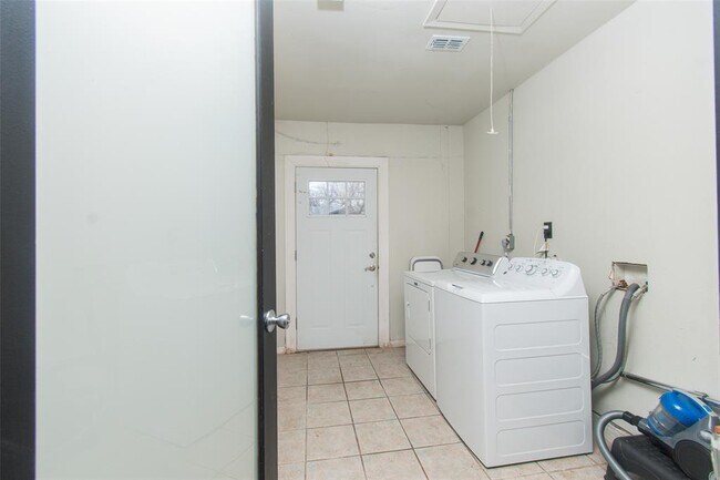 Building Photo - 2524 Berkett Dr