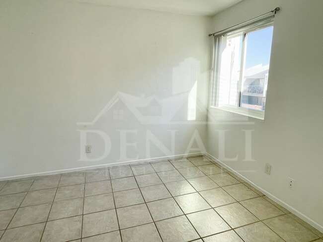 Building Photo - 822 S Langley Ave