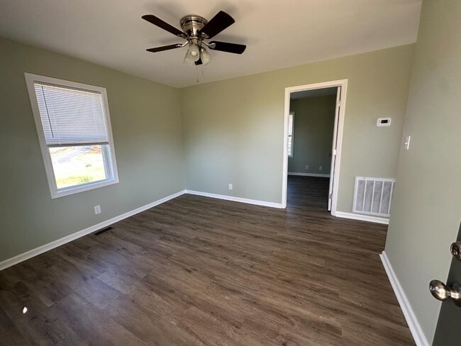 Building Photo - 1468 Bristol Caverns Hwy