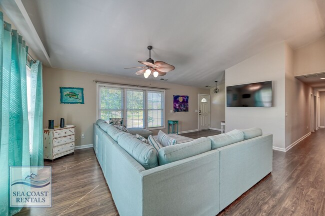 Building Photo - SUMMER MONTHLY RENTAL!!! AVAILABLE MAY-SEP...
