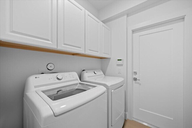 Building Photo - 204 Clocktower Dr