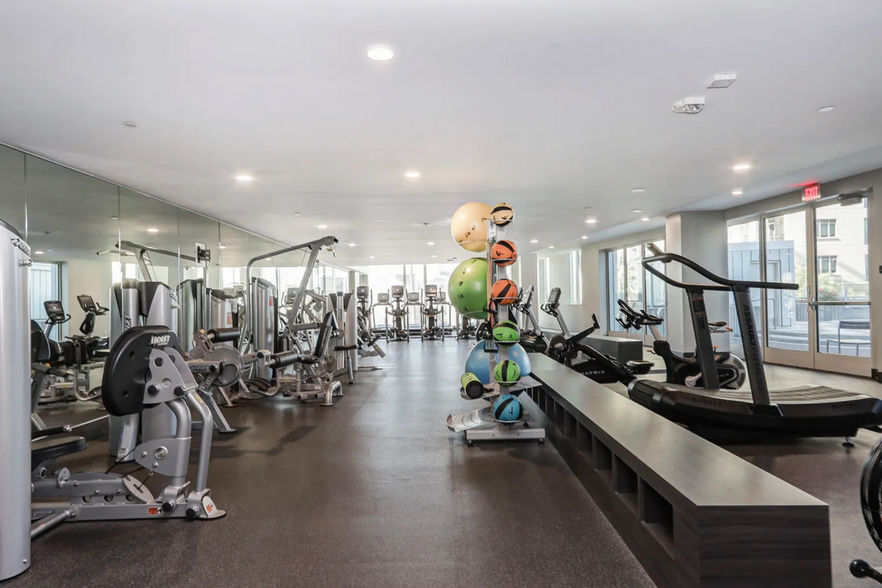 24/7 Gym - 188 W Saint James St