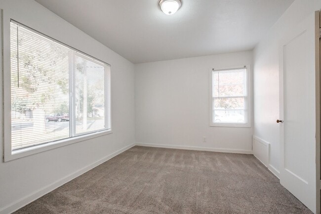 Building Photo - 2490 Maple Ave NE