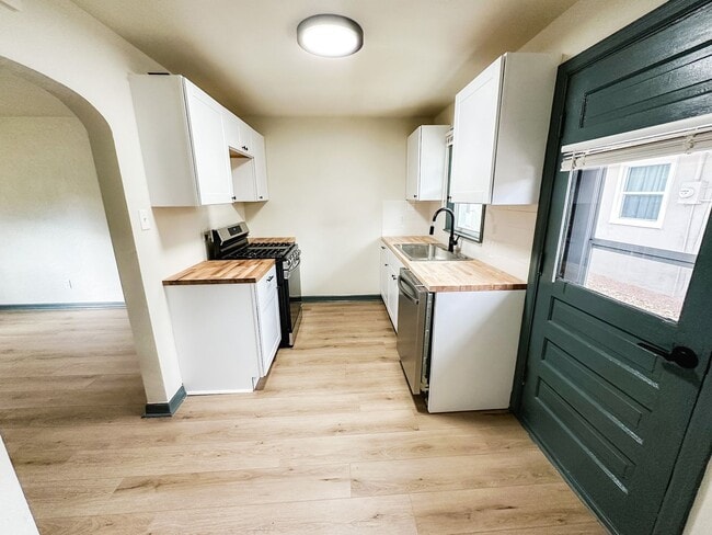 Building Photo - garden level one bedroom apartment