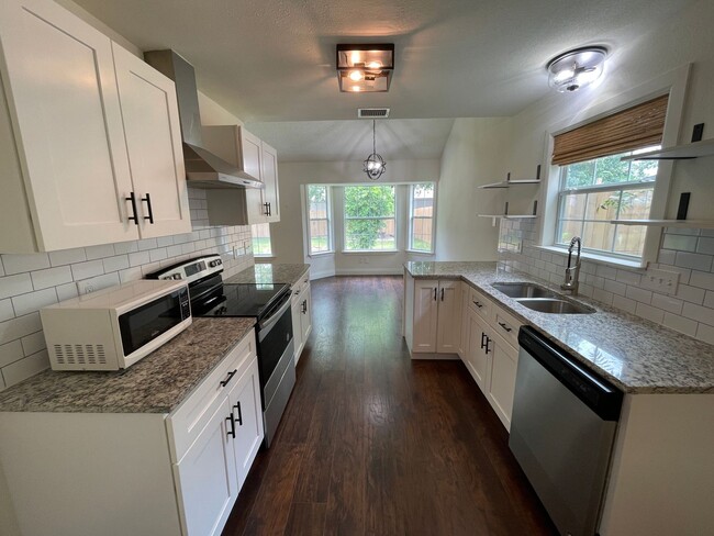 Building Photo - 3 bedroom 2 bath home located in Great Nor...