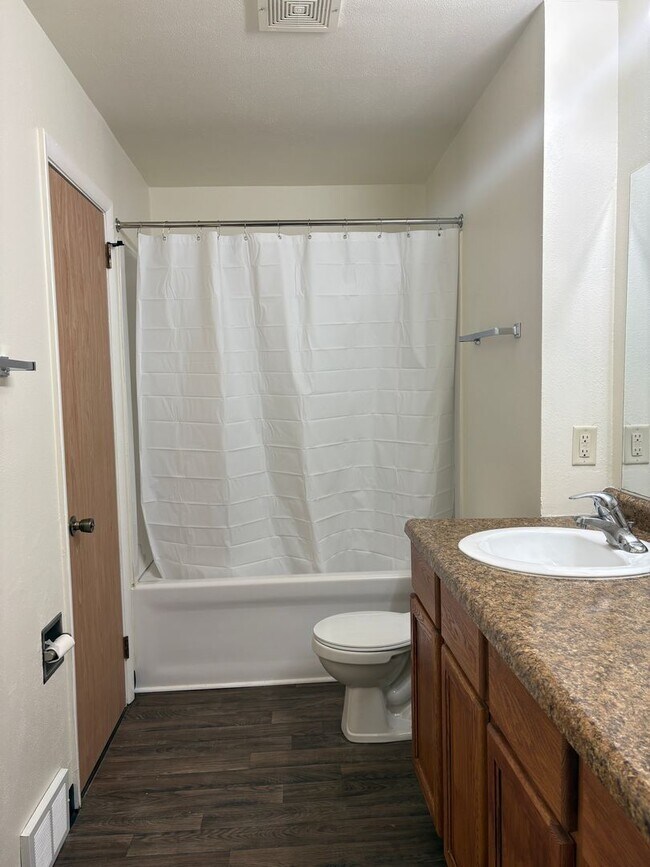Building Photo - 4401-4407 Eastridge Dr