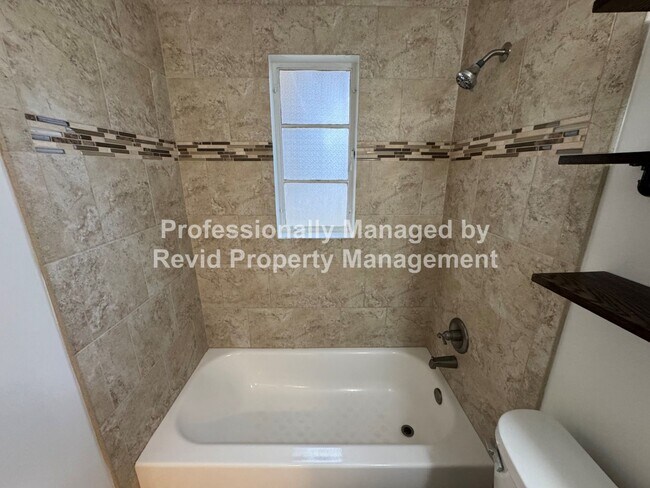 Building Photo - Updated 3 bedroom 2 bathroom home in East Memphis!