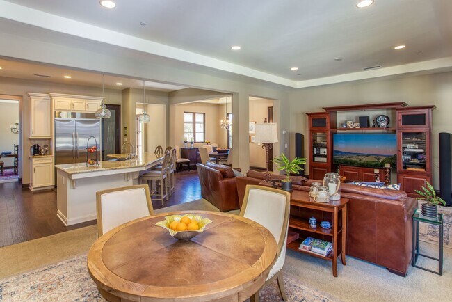 Building Photo - Large 5 bed / 5 bath Tuscan Style Home on ...