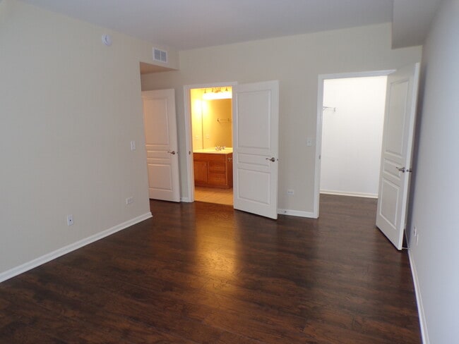 Building Photo - 120 W Buckingham Dr