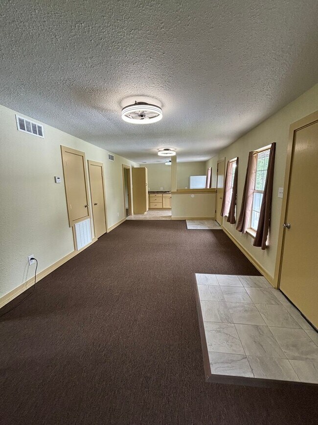 Building Photo - Remodeled 2 Bedroom Unit Off of Bert Kouns