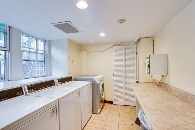 Building Photo - Amazing One-Bedroom Adams Morgan Unit! - W...