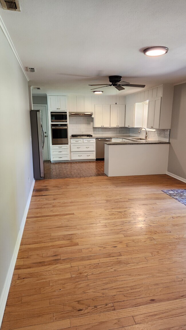 Building Photo - 3114 Tanglewood Dr
