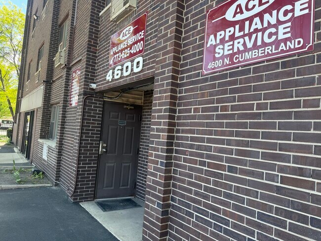 Building Photo - 4600 N Cumberland Ave