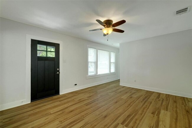 Building Photo - 1102 Hackberry St