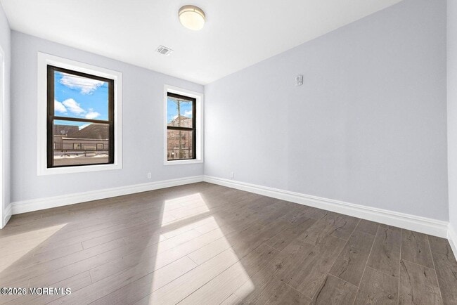 Building Photo - 160 Monmouth St