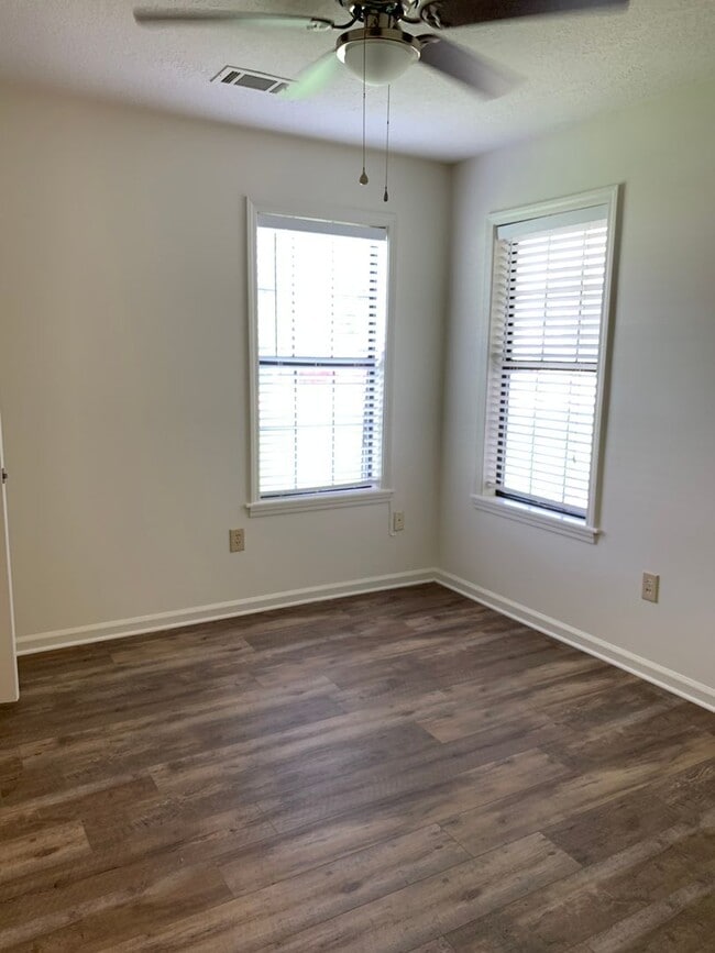 Building Photo - 3Bed/2Bath Home/Corner Lot/2 Car Garage an...