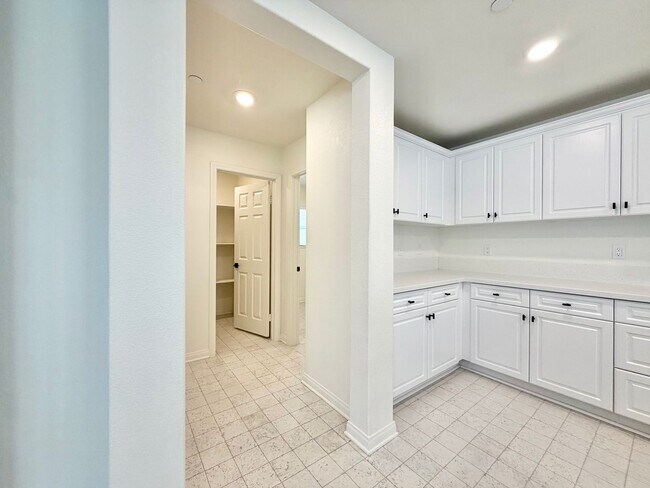 Building Photo - Move-In Ready 3 Bedroom 2.5 Bathroom Home with Loft, SOLAR & Modern Upgrades