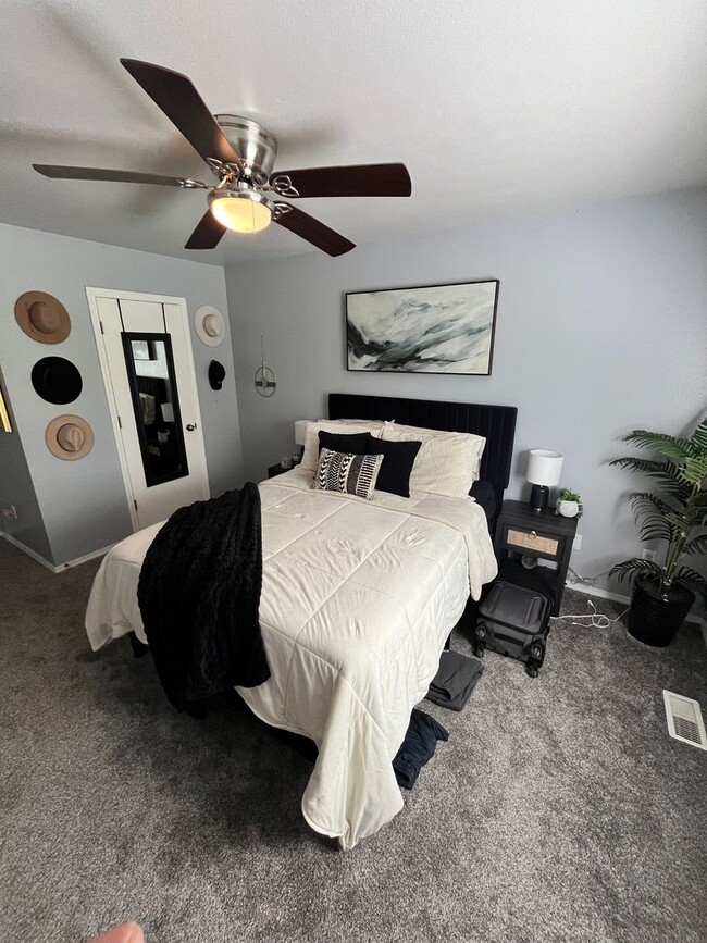 Building Photo - Newly Renovated 3 bed 2 bath home in the h...