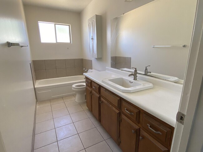 Building Photo - 3015 Clearview Dr