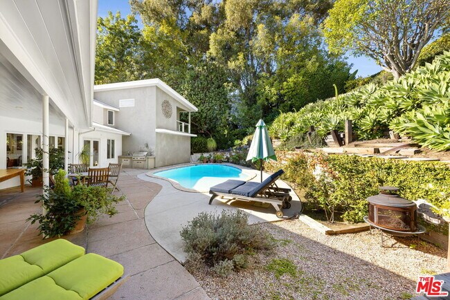 Building Photo - 11215 Sunset Blvd