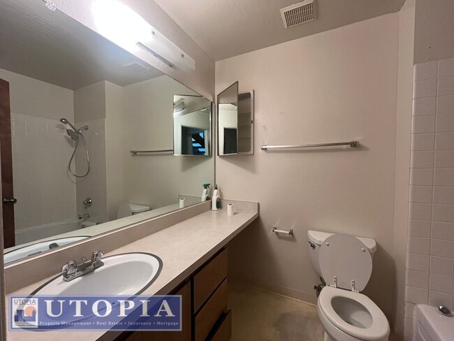 Building Photo - Bright and cozy 2-Bedroom, 2 Bathroom loca...