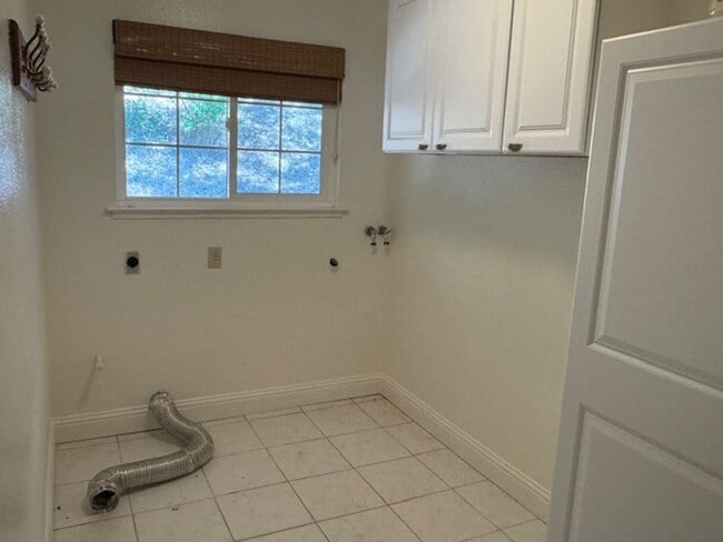 Building Photo - 3 Bedroom, 2 bath home with indoor laundry...