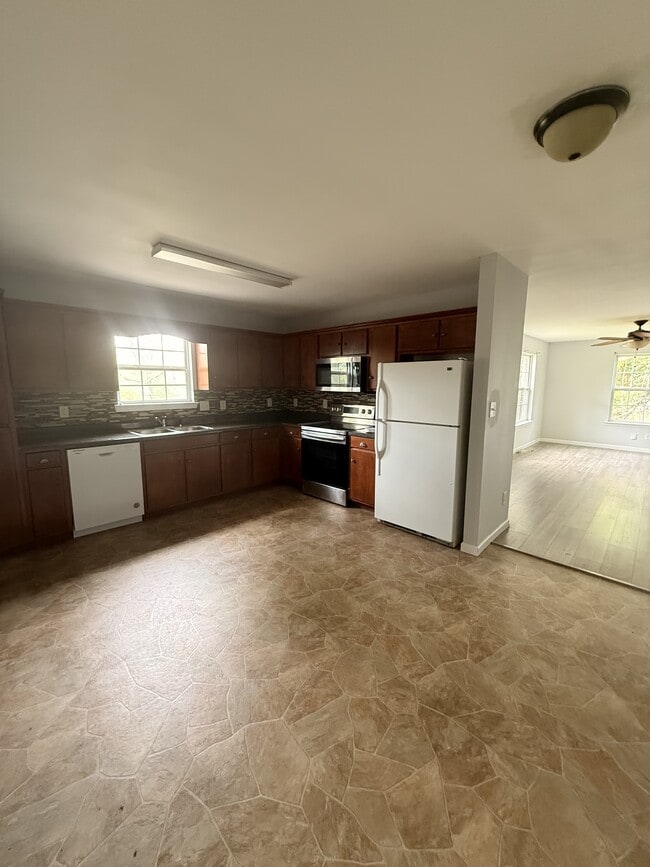 Building Photo - 1405 Lee St SE