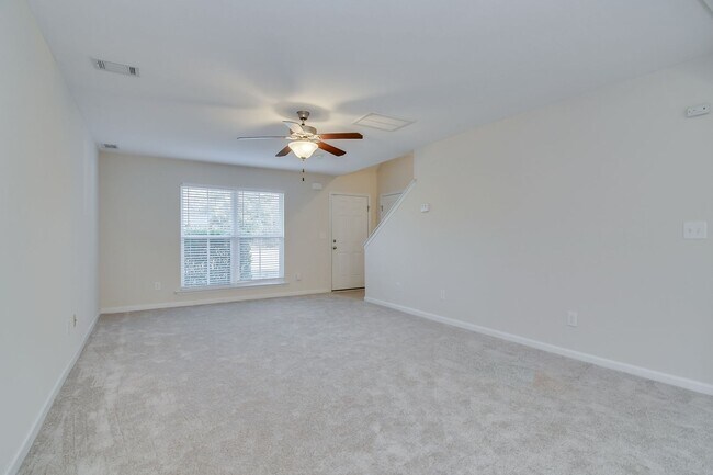 Building Photo - 703 Sycamore Ct