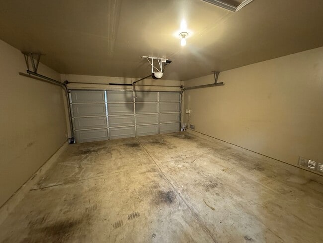 Building Photo - FREE RENT WITH QUICK MOVE IN UP TO NOVEMBER 1ST!!!  CUTE ONE STORY FEATURING WOOD STYLE VINYL PLA...