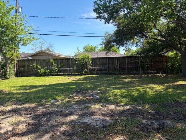 Building Photo - 5962 Belarbor St