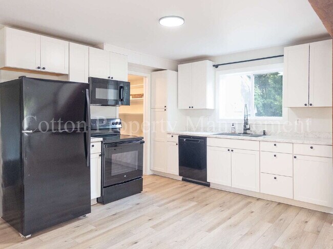 Building Photo - 1410 S 42nd St