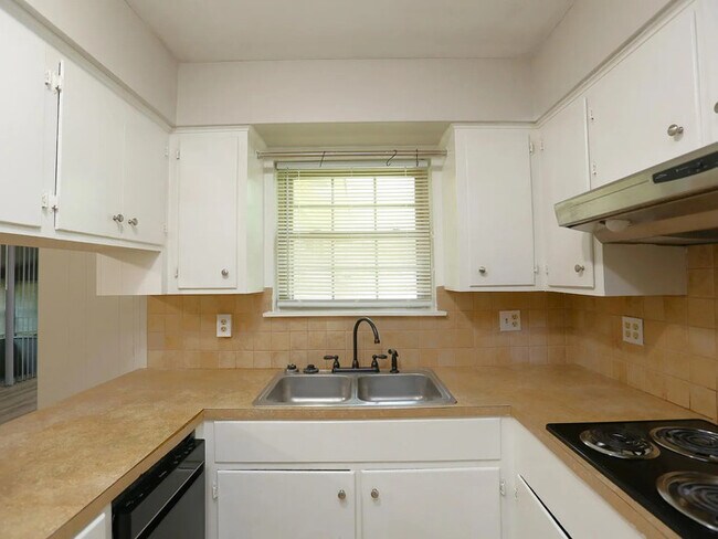 Building Photo - 3 bedroom 2 bathroom