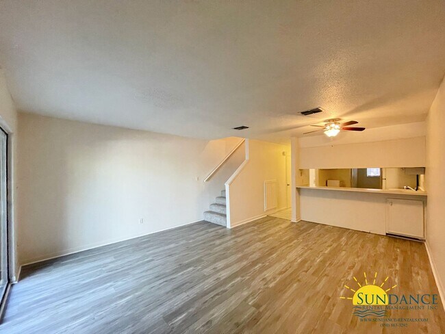 Building Photo - Great Centrally Located 2 Bedroom Townhous...