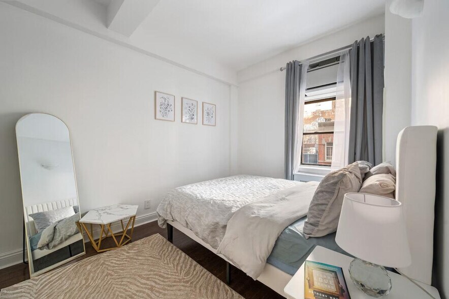 Building Photo - 132 E 45th St