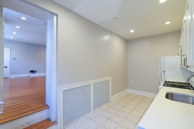 Building Photo - Amazing 1st fl Apt with private entrance and w/d