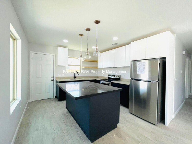Building Photo - 3802 Las Vistas Ln